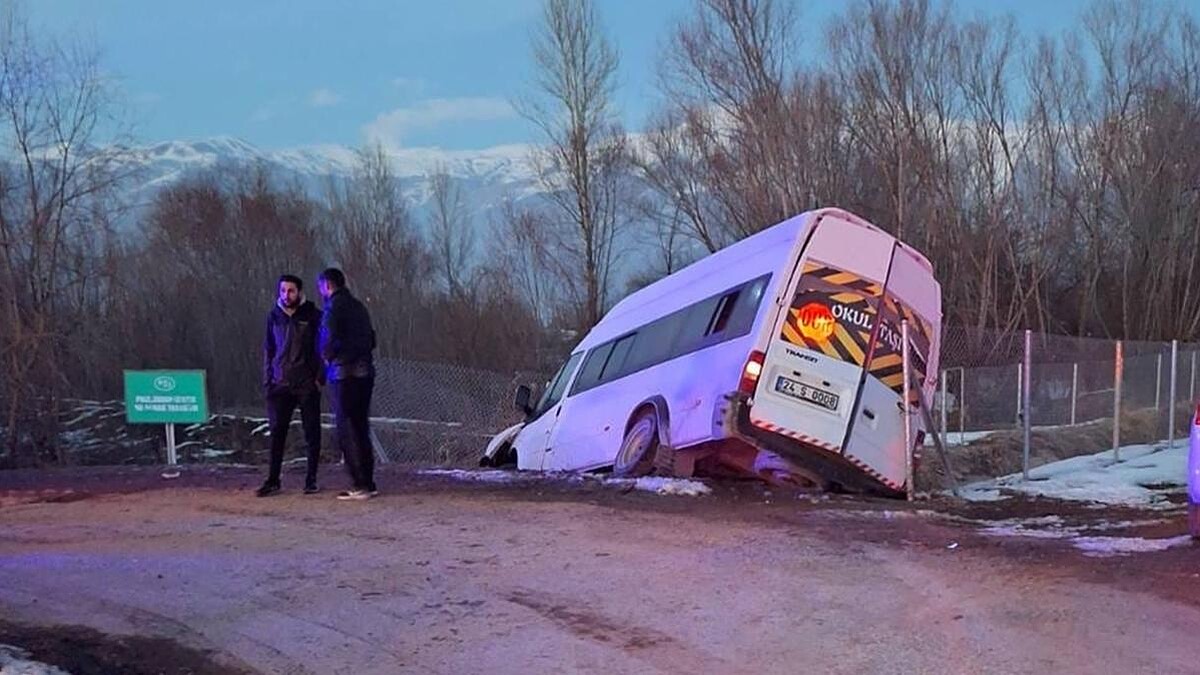 Erzincan'da öğrenci servisi kaza yaptı: 11 yaralı