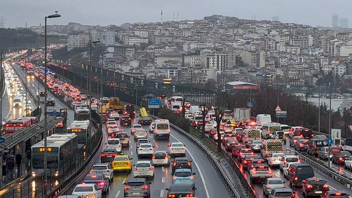 İstanbul'da sabah trafik yoğunluğu yüzde 87'ye ulaştı!