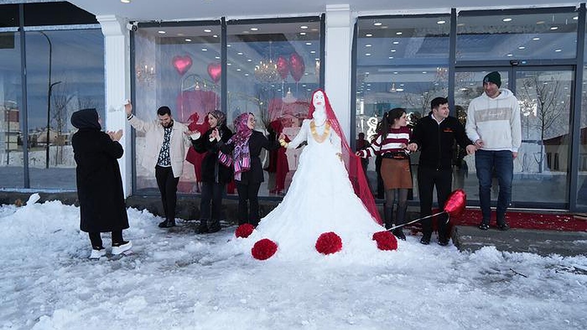 Muş'ta Kardan Gelin Halayı: 1 Milyon TL'lik Altınlarla Şaşırttı!