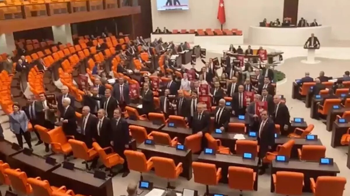 CHP'li vekiller Meclis'te İmamoğlu protestosu yaşattı