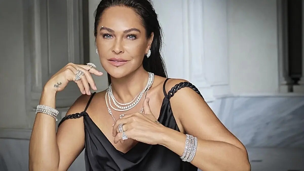 Hülya Avşar, erken doğumunu açıkladı: Bebeklik fotoğrafı olay oldu