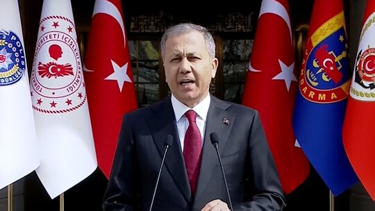 İmamoğlu protestolarında 1879 gözaltı! Yerlikaya'dan sert tepki: "O taşlar, asitler, baltalar nedir?"