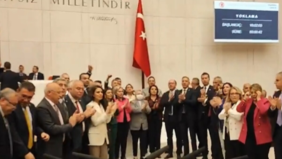 İstanbul Üniversitesi'nden İmamoğlu'na tepki: CHP'li vekiller TBMM'de protesto başlattı!