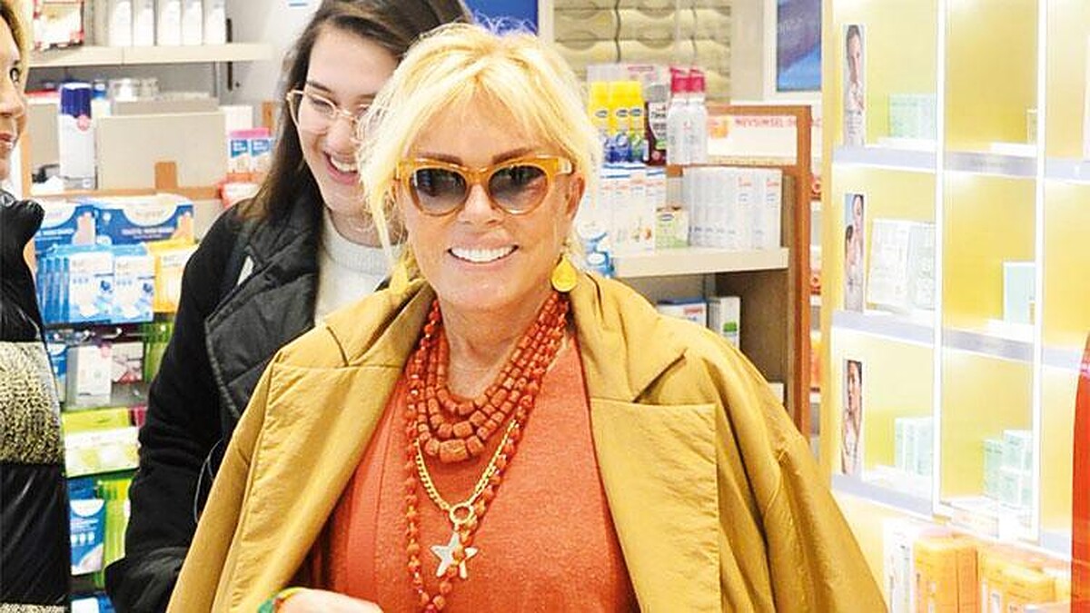 Semiramis Pekkan'ın etnik tarzı ve cool duruşuyla dikkat çekiyor