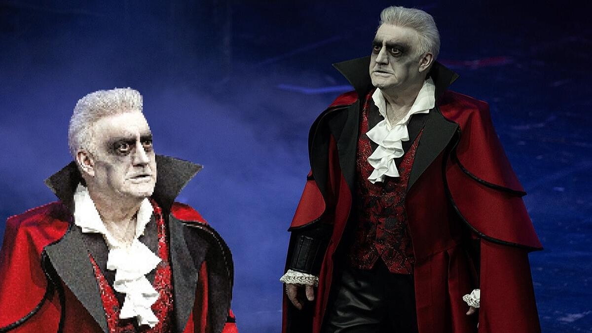 Tamer Karadağlı, Kont Dracula rolünde İstanbul'da sahnede