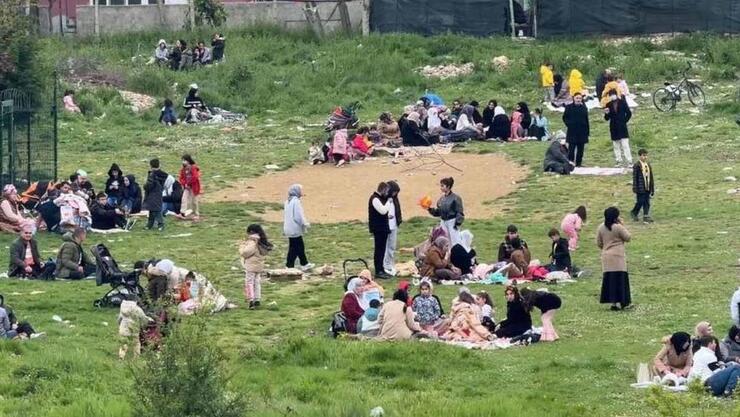 İstanbul'da deprem paniği: Vatandaşlar sokaklara döküldü, toplanma alanları dolup taştı