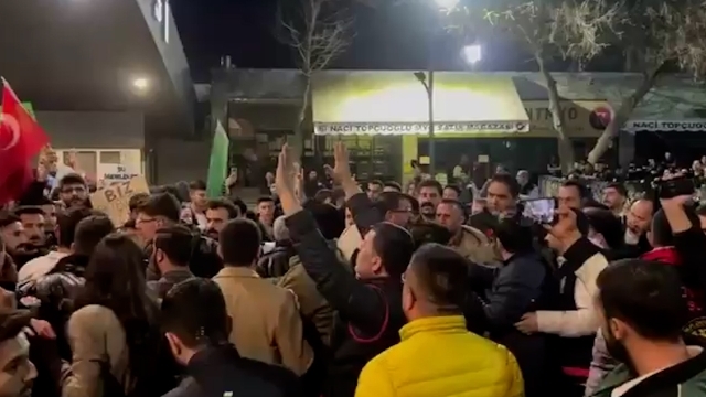 CHP'li Belediye Başkanı İstifa Etti, Halk Sokaklara Döküldü