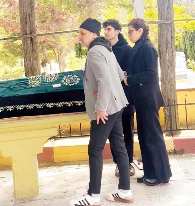 Türkan Derya'nın cenazesinde Ozan Güven ve Selma Ergeç bir arada!
