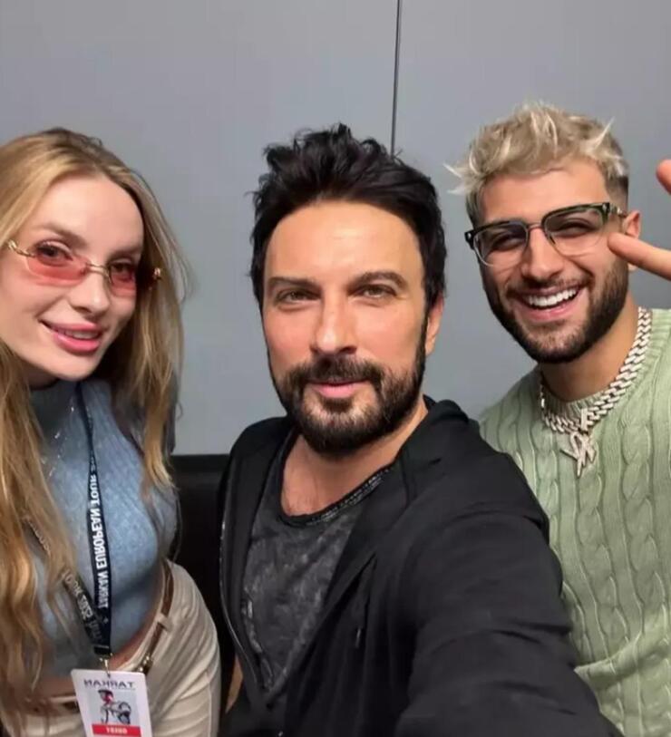 Tarkan'ın annesi vefat etti, Reynmen sahnede destek oldu