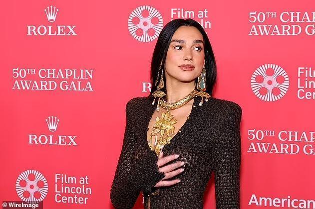 Dua Lipa, Chaplin Galası'nda şeffaf elbisesiyle olay oldu