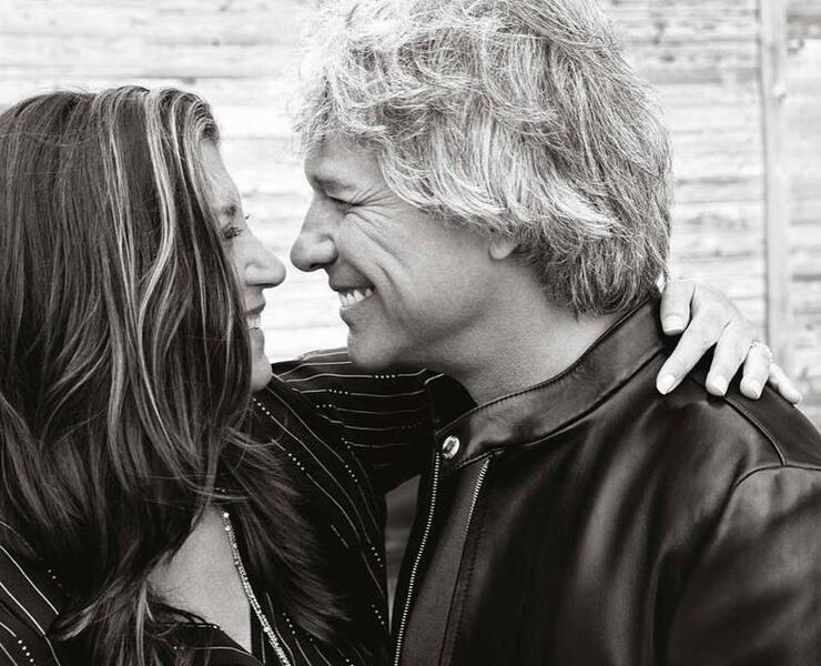 Jon Bon Jovi ve eşi 36'ncı yıl dönümlerini kırmızı güllerle kutladı