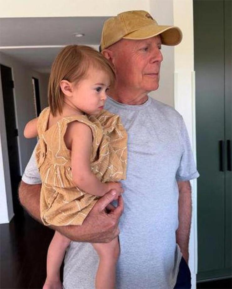 Bruce Willis'in ilk torunu Louetta'nın doğum günü kutlamasıyla aile bir araya geldi. Louetta'nın mutlu günü, ailenin yüzlerini güldürdü.