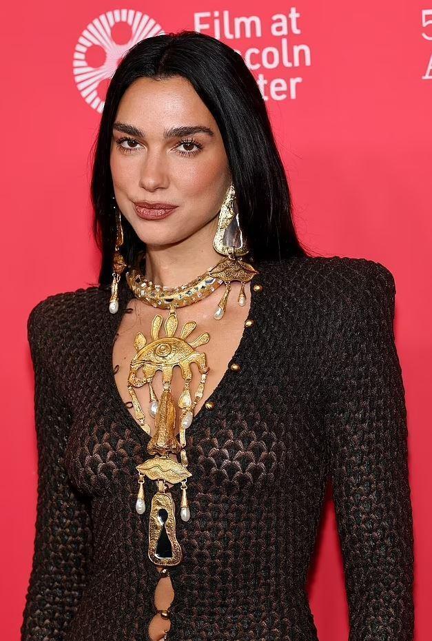 Dua Lipa, Chaplin Galası'nda şeffaf elbisesiyle olay oldu