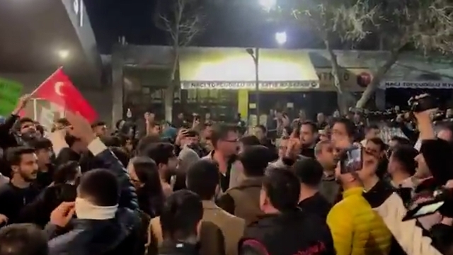 CHP'li Belediye Başkanı İstifa Etti, Halk Sokaklara Döküldü