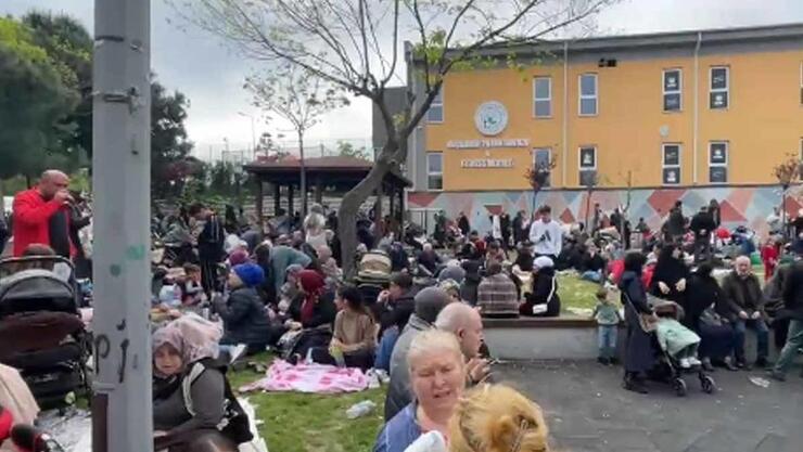 İstanbul'da deprem paniği: Vatandaşlar sokaklara döküldü, toplanma alanları dolup taştı