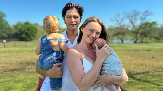 Adrian Grenier ve eşi Jordan Roemmele, ikinci oğullarını kucaklarına aldı!