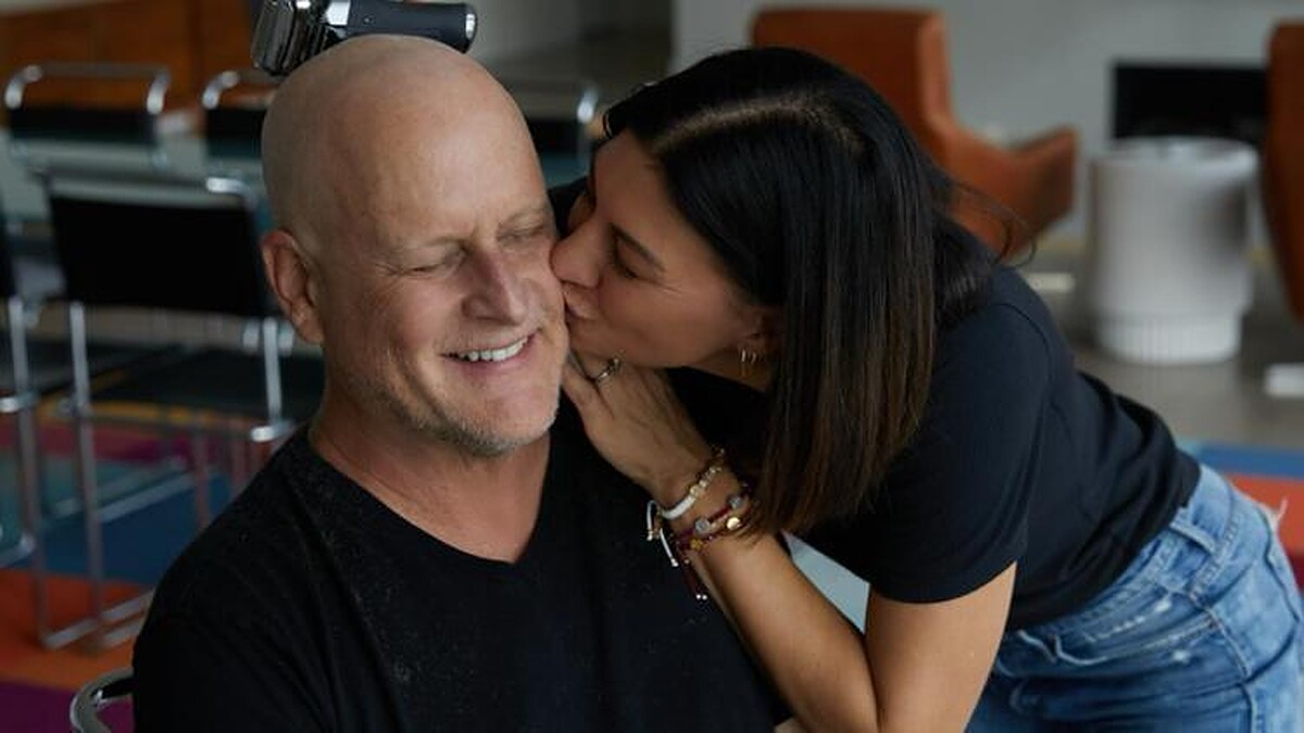 Dave Coulier kanserle mücadele etti ve tedavisini tamamladı. Eşi Melissa'nın desteğiyle zorlu süreci atlattı. Umutla gelecek haberleri bekliyor.