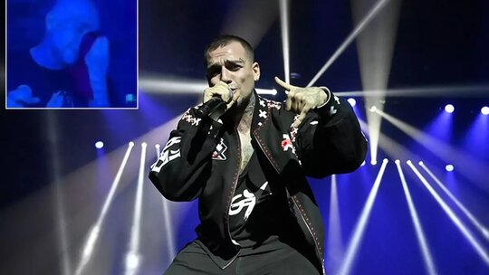 Ezhel'e konserde iç çamaşırı atıldı, şaşırtıcı tepkisi sosyal medyayı salladı