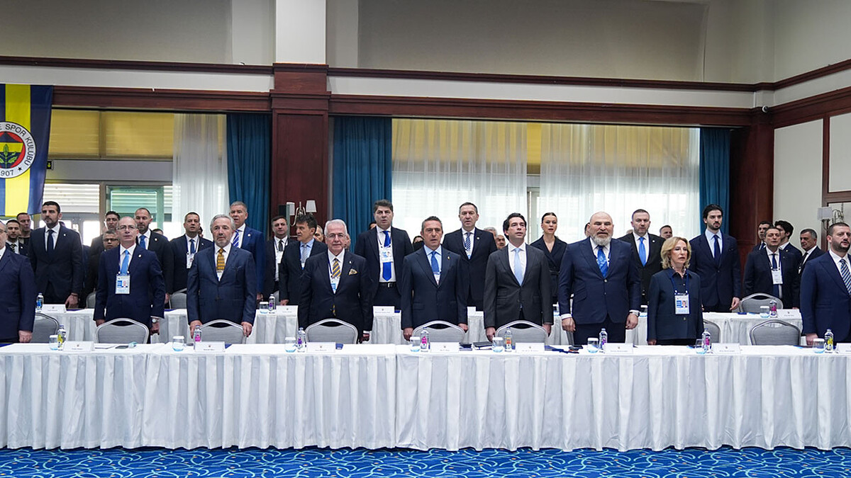 Fenerbahçe taraftarları Kalamış'ta Ali Koç'a istifa çağrısı yaptı