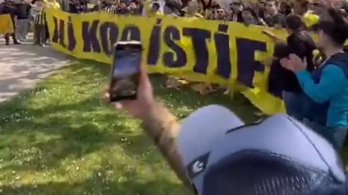 Fenerbahçe taraftarlarından Ali Koç'a istifa çağrısı yapıldı