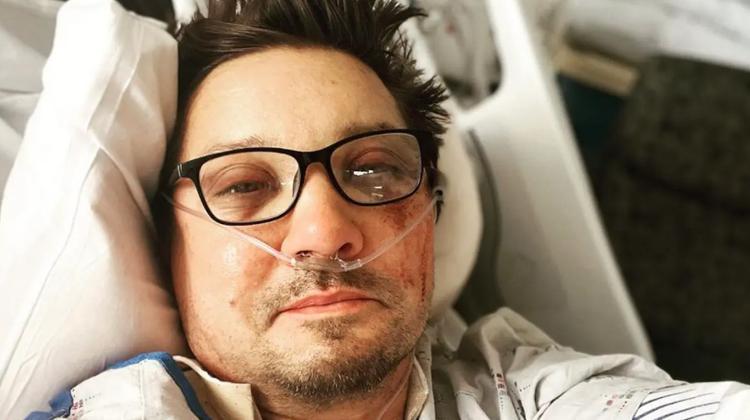Ünlü oyuncu Jeremy Renner, Nevada'da kar küreme aracının altında kalarak...