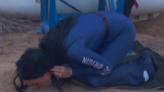 Katy Perry'nin Uzay Macerası: Dönüşte Toprağı Öptü