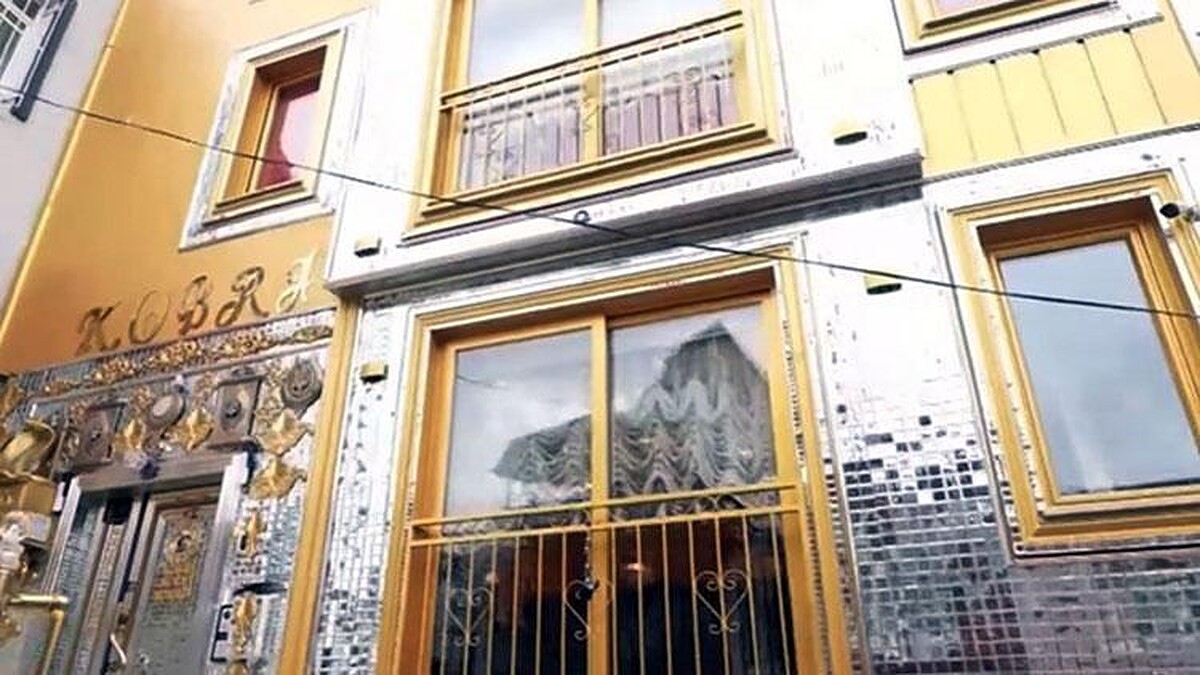 Kobra Murat, Balat'taki 5 Katlı Konakta Modacı Evrim Akın'ı Ağırladı