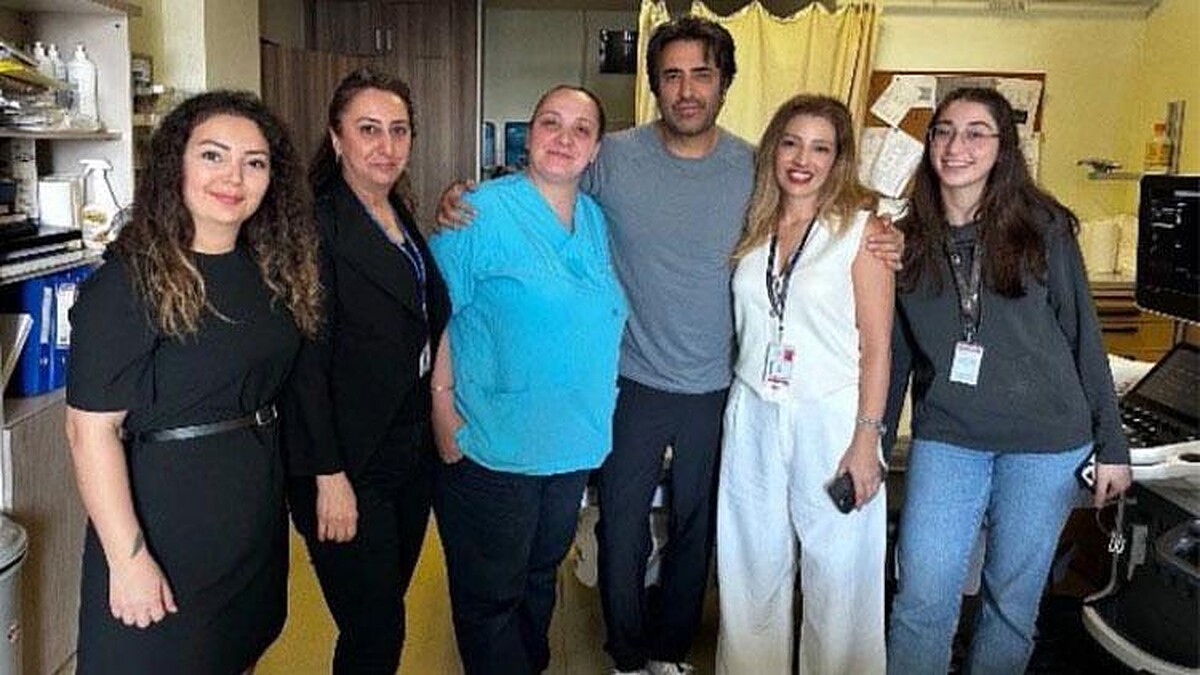 Mahsun Kırmızıgül hastanede sağlık kontrolünden geçti, sağlık çalışanlarıyla hatıra fotoğrafı çektirdi.