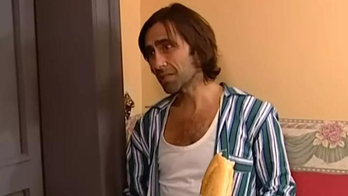 Peker Açıkalın'ın Sağlık Durumu Endişe Yarattı: Son Görüntüsü Kanlı Mendille!