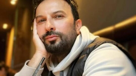 Tarkan'ın annesi Neşe Tevetoğlu için Maltepe'de cenaze töreni düzenlendi! Ünlü isimler camiide bir araya geldi.