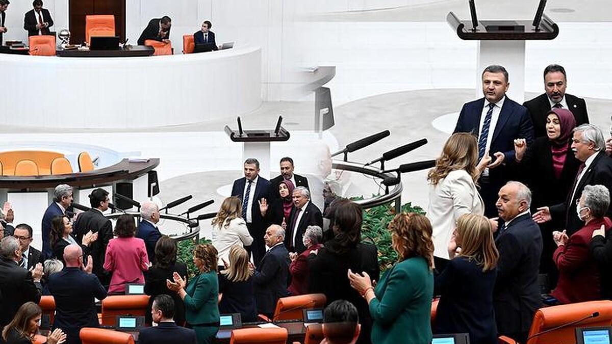 TBMM'de Can Atalay gerilimi: AK Partili vekiller Genel Kurul'u terk etti!