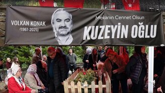 Volkan Konak'ın mezarına akın: Sevenler ağıtlarla anıyor