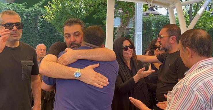 Aslı Hünel'in annesi için düzenlenen cenaze töreninde baygınlık geçirdi!