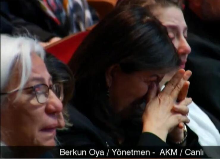 Yönetmen Berkun Oya'nın duygusal anları! Sırrı Süreyya Önder anmasında gözyaşları...