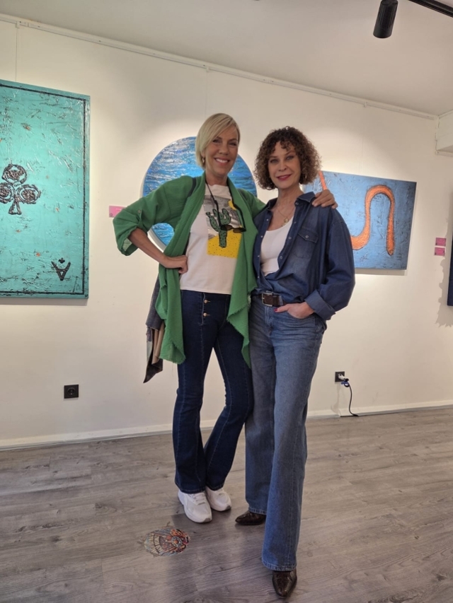 İpek Tenolcay'ın Fırça Darbeleriyle Yeniden Doğuşu: ARTİSART Galerisinde Sergi Açıldı
