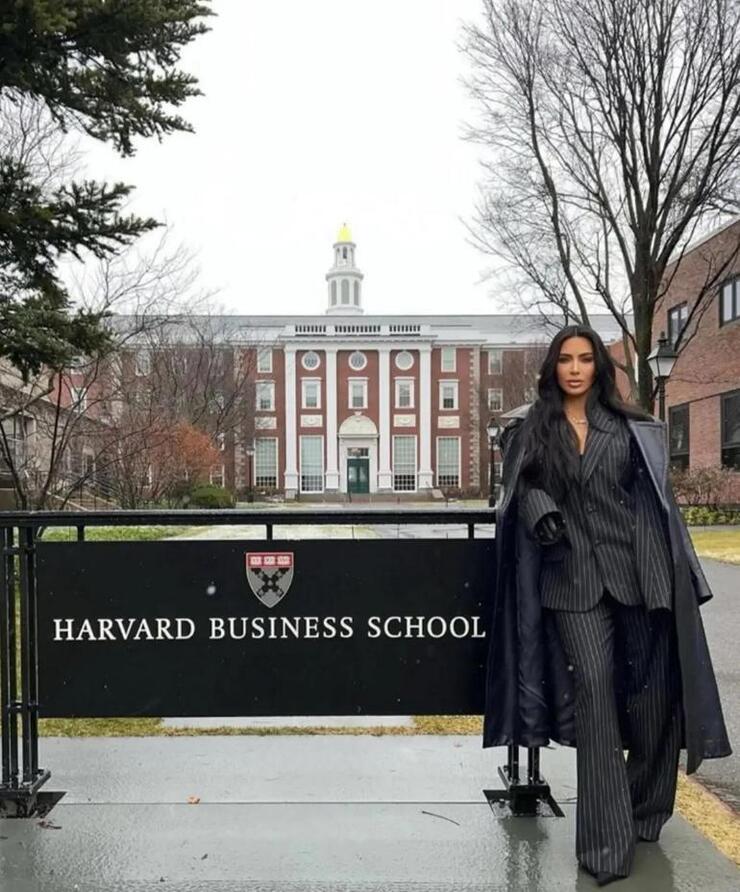 Kim Kardashian hukuk fakültesini 6 yılda bitirip mezun oldu, artık milyarder bir avukat!