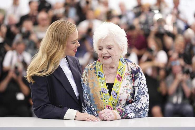 95 yaşındaki June Squibb, Scarlett Johansson'ın yönettiği filmde başrol oynayarak Cannes'da alkışlandı