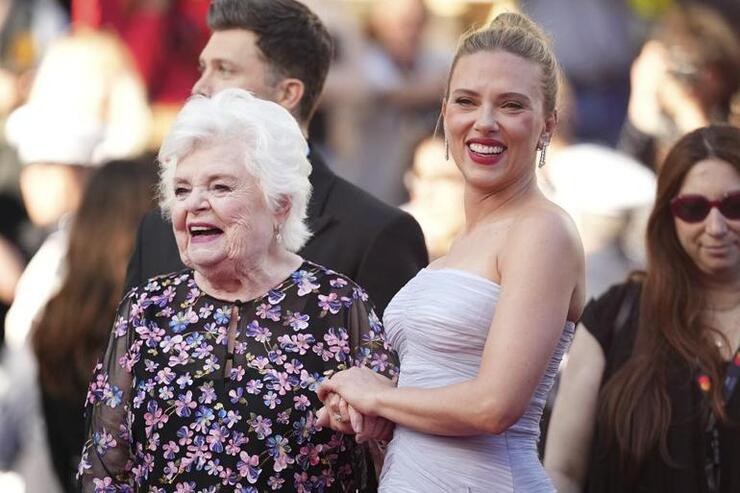 95 yaşındaki June Squibb, Scarlett Johansson'ın yönettiği filmde başrol oynayarak Cannes'da alkışlandı