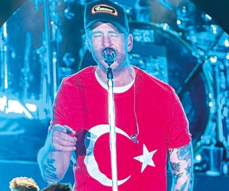Ryan Tedder, Türk bayraklı tişörtle sahnede!