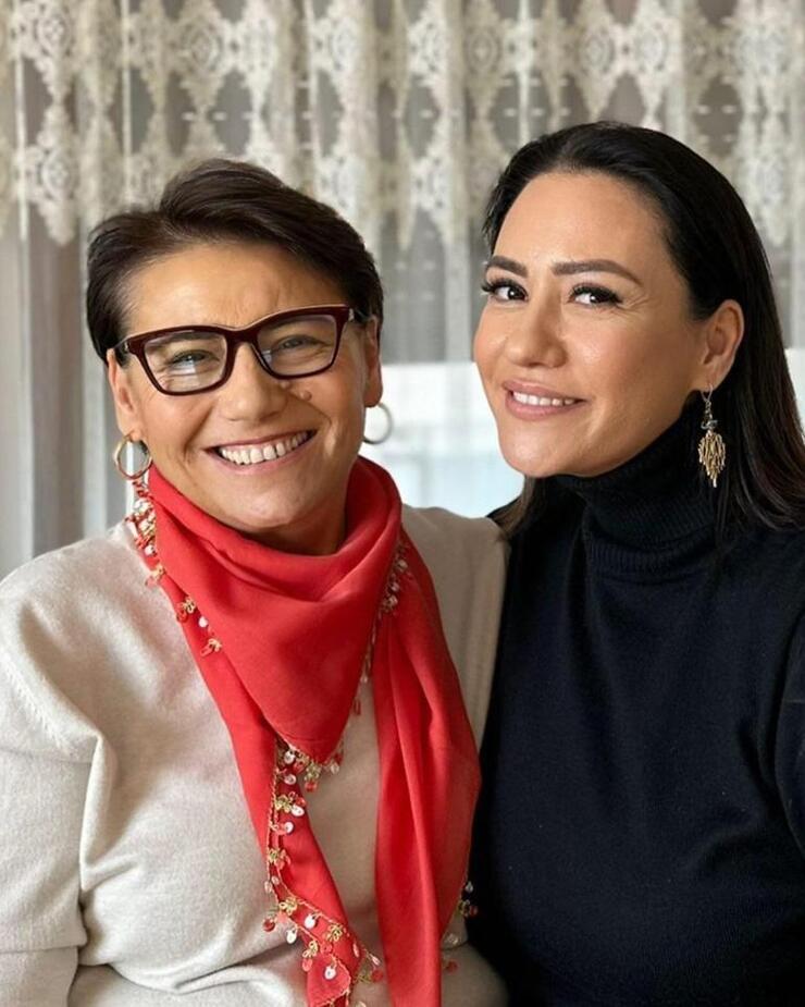 Ünlüler Anneler Günü'nde duygusal mesajlar paylaştılar
