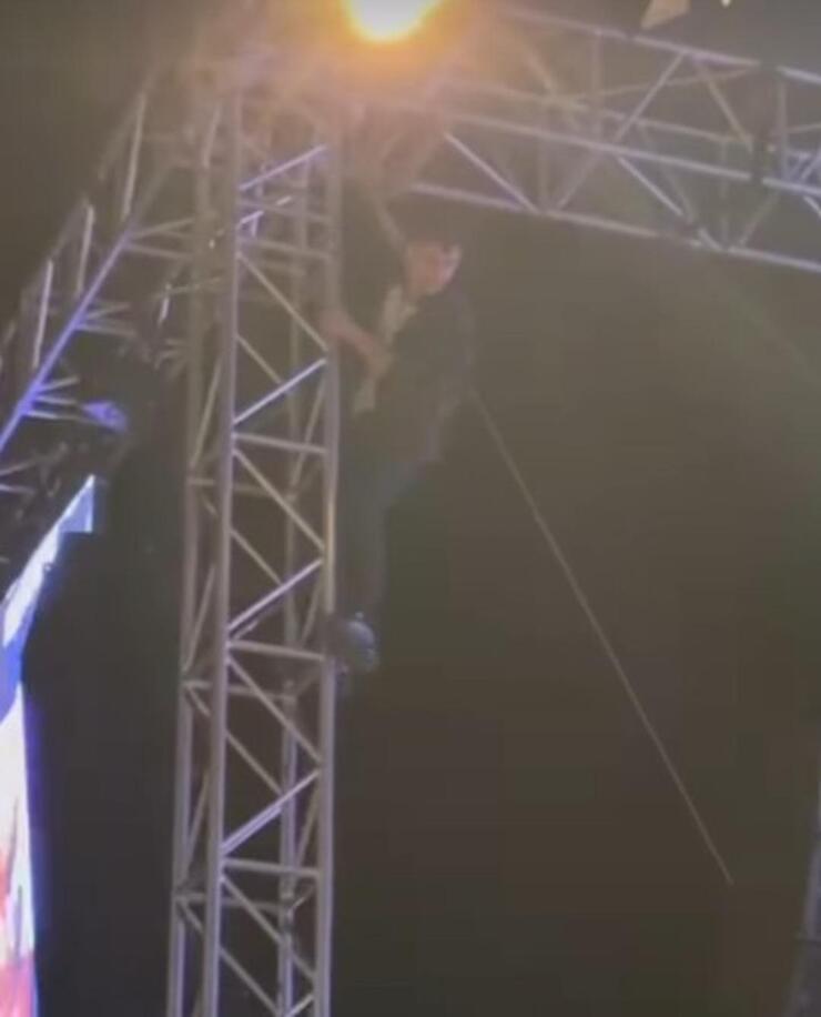 Ece Seçkin konserinde sahneye tırmanan seyirci paniği! Konser yarıda kesildi.