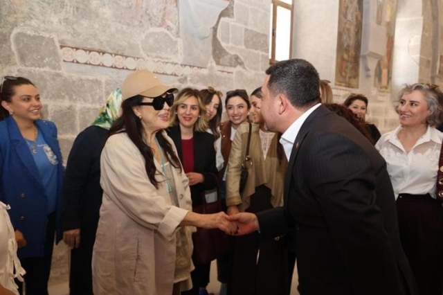 Türkan Şoray, Mahpus filminin çekildiği Meryem Ana Kilisesi'ni ziyaret etti