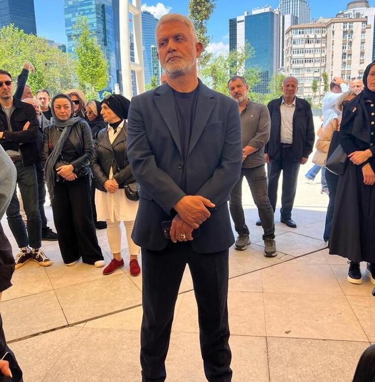 Aslı Hünel'in annesi için düzenlenen cenaze töreninde baygınlık geçirdi!