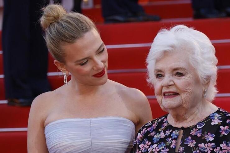 95 yaşındaki June Squibb, Scarlett Johansson'ın yönettiği filmde başrol oynayarak Cannes'da alkışlandı
