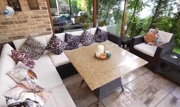 Ünlü şarkıcı Elif Karlı'nın 4 katlı yazlık evi göz kamaştırıyor