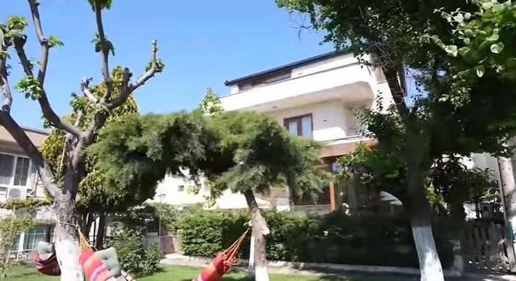 Ünlü şarkıcı Elif Karlı'nın 4 katlı yazlık evi göz kamaştırıyor