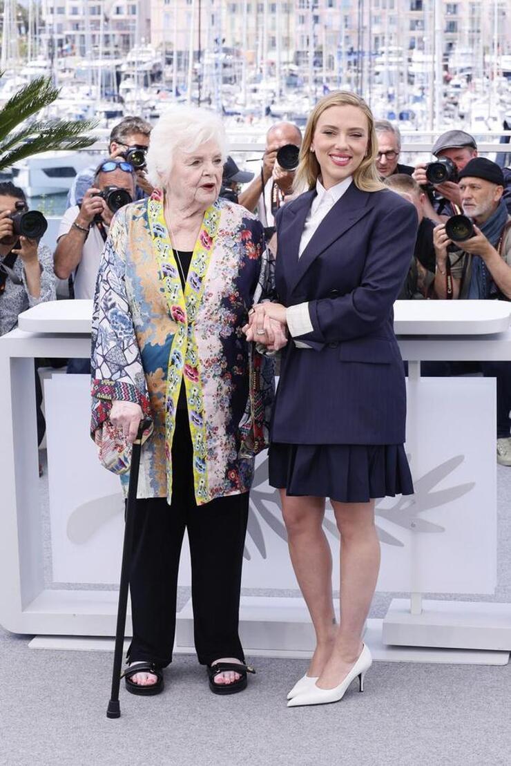 95 yaşındaki June Squibb, Scarlett Johansson'ın yönettiği filmde başrol oynayarak Cannes'da alkışlandı