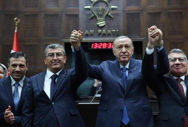 Hasan Ekici, CHP'den istifa edip AK Parti'ye katıldı ve rozet takılarak resmiyet kazandı.