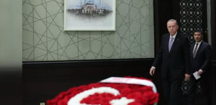 Bahçeli, Kabine Toplantısında Türk Bayraklı Çiçek Gönderdi