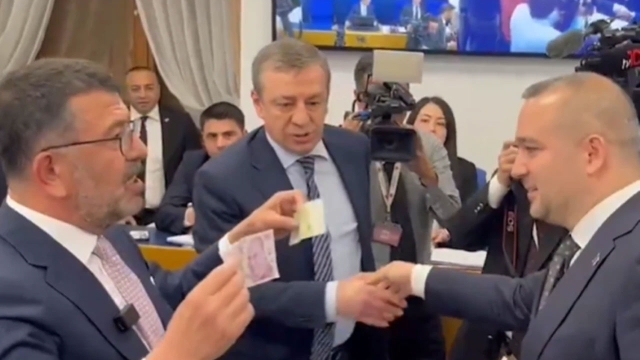 Merkez Bankası Başkanı Karahan'a Meclis'te dövizli protesto!